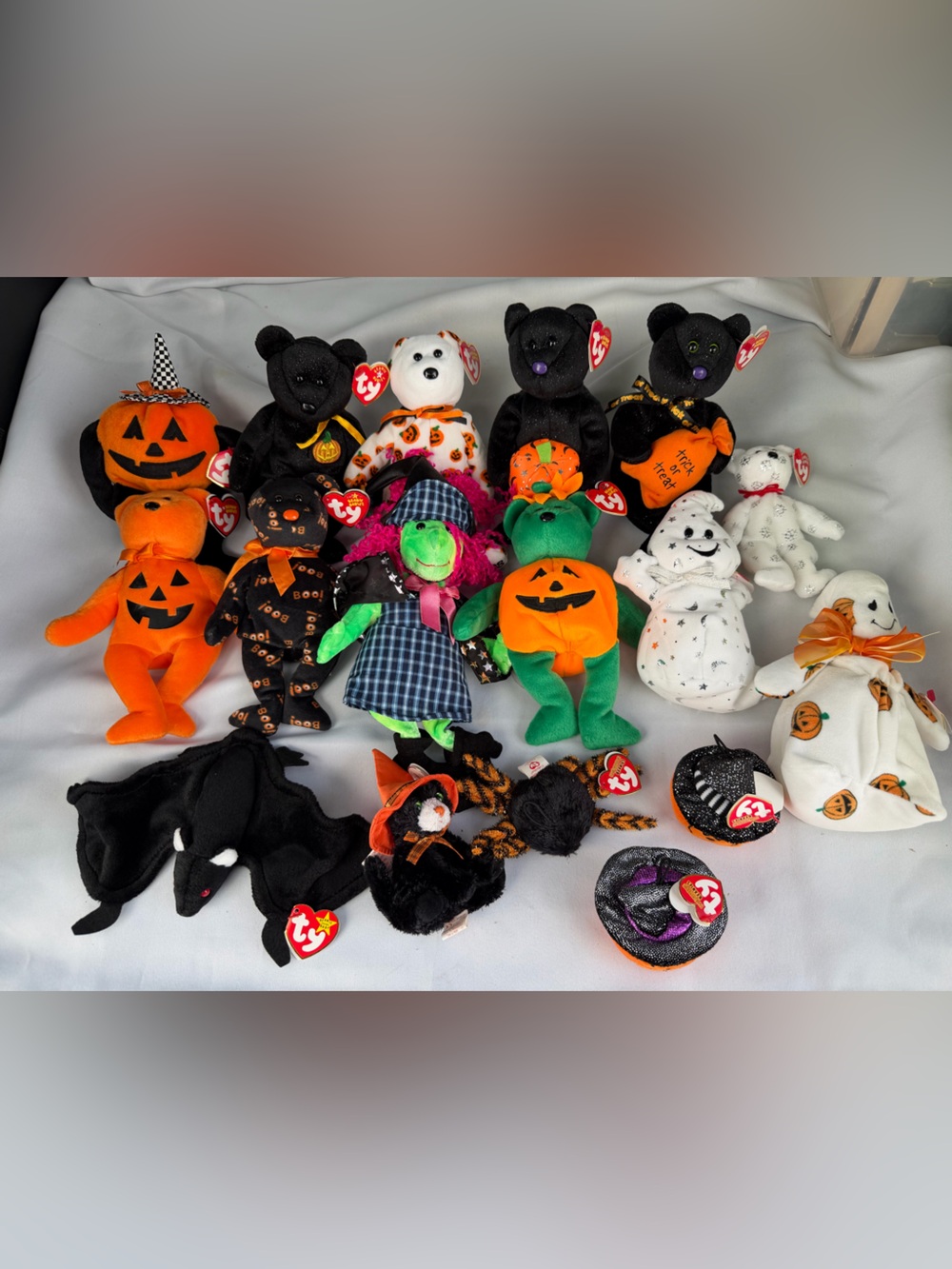 Ty Beanie Babies Halloween-themed plush toys - Lot of 17